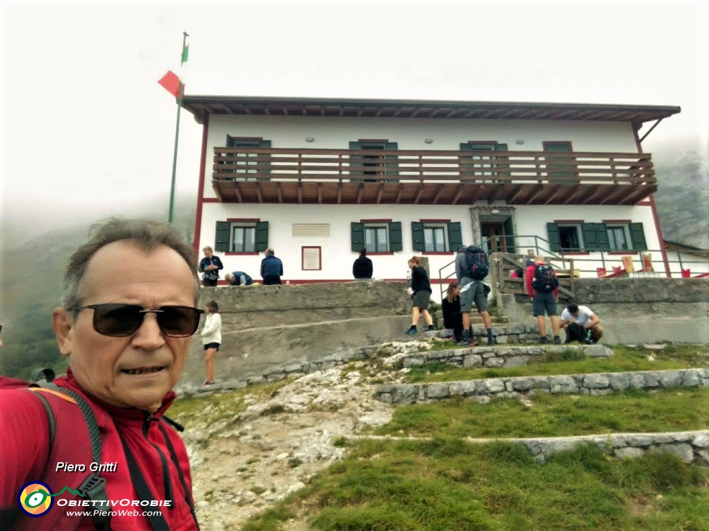 03 Al Rifugio Bietti (1719 m) ...nebbia.jpg